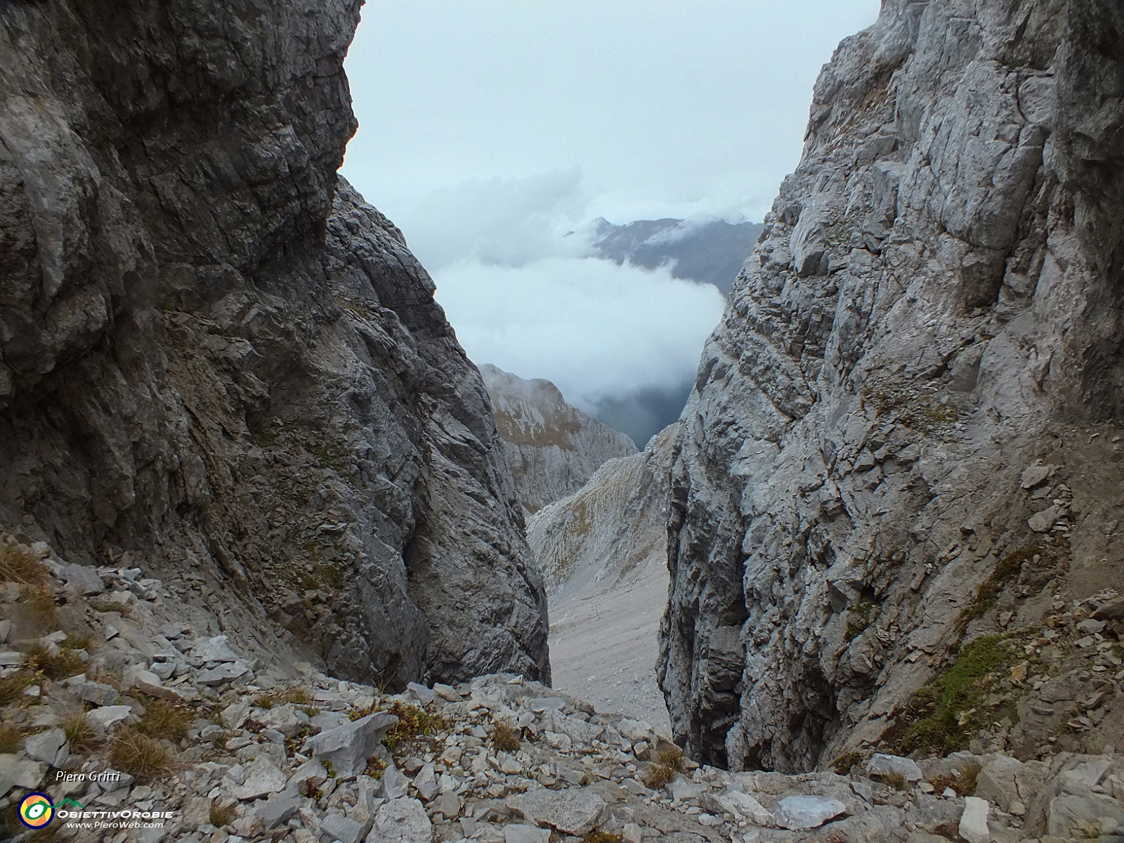 78 sibila il vento con vista a precipizio sul Mandrone....JPG